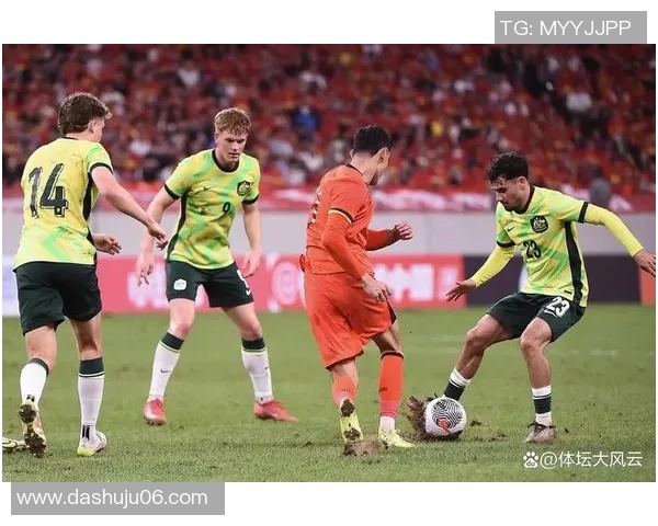 杭州足球队配合引发热议球迷对战术安排和球员默契提出质疑